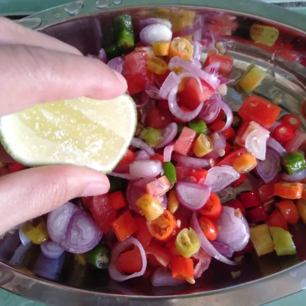 Campurkan semua nya, tambahkan gula, garam & minyak goreng panas. Aduk rata. Tambahkan perasan jeruk nipis. Aduk rata lagi.