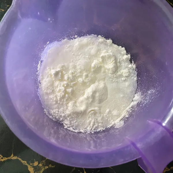 Masukkan susu kental manis, air dingin, dan whipped cream. Lalu aduk merata hingga mengental.
