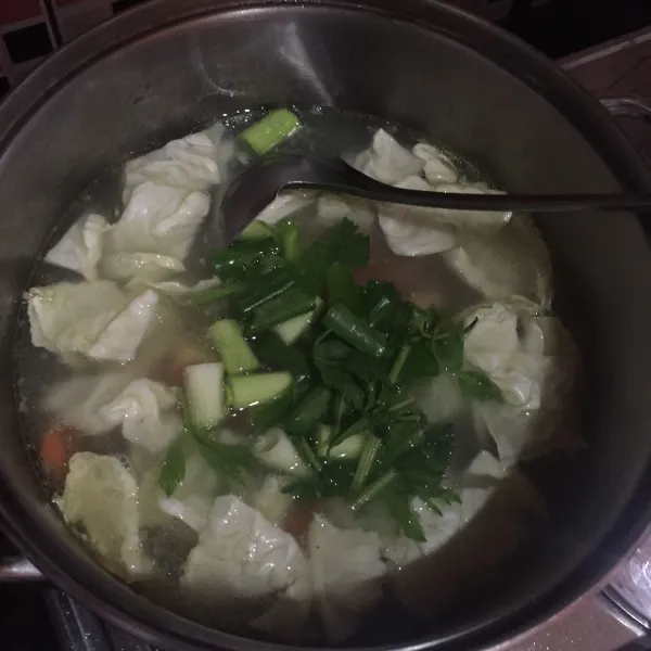 Tambahkan daun bawang dan seledri, aduk sebentar