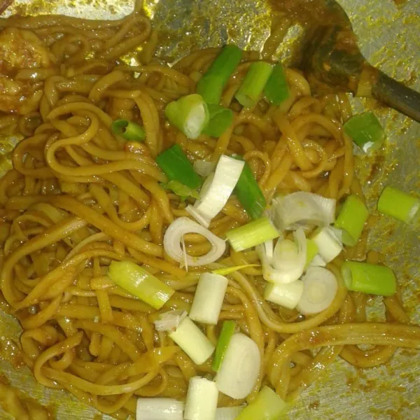 Terakhir masukkan potongan daun bawang, aduk rata sebentar saja. Angkat. Sajikan selagi hangat.