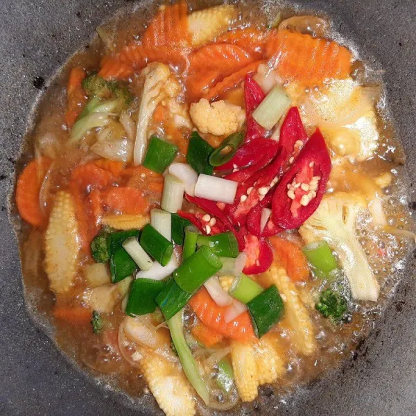 Masukkan cabai merah dan bawang daun. Masak sampai matang