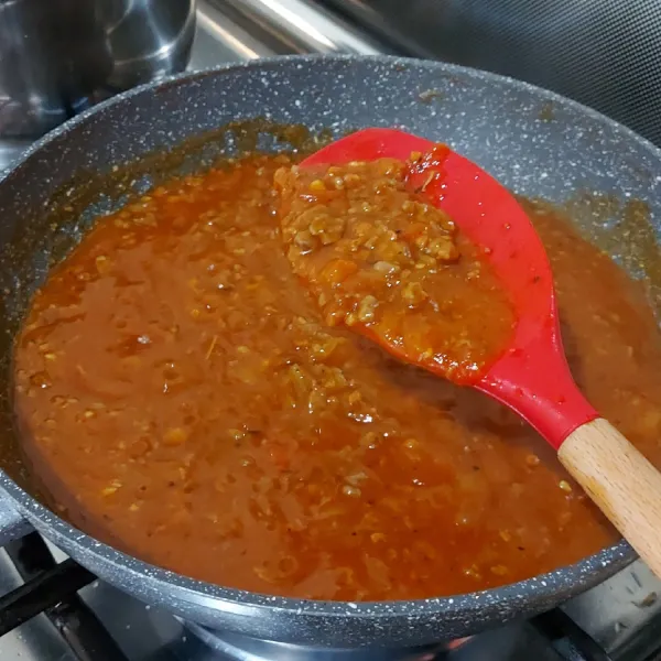 Masukan saus tomat, beri garam dan lada bubuk, aduk rata lagi. masak sampai saus mengental dan matang, koreksi rasa. Angkat.