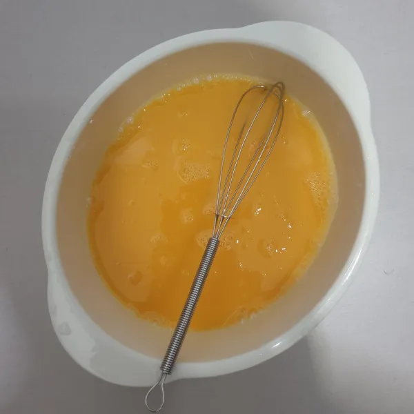 kocok telur dengan sedikit garam.