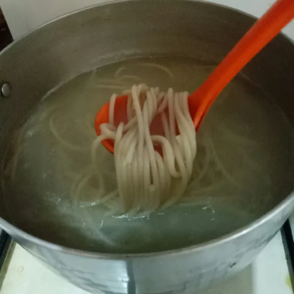 Rebus spaghetti hingga empuk, tiriskan.