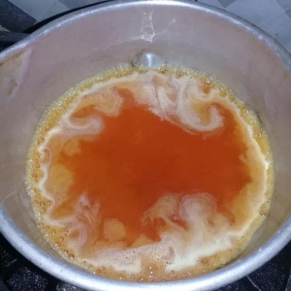 Buat jelly : campur gula pasir, nutrijell dan air. Aduk rata lalu didihkan. Matikan api dan masukkan fruit acid. Aduk rata.