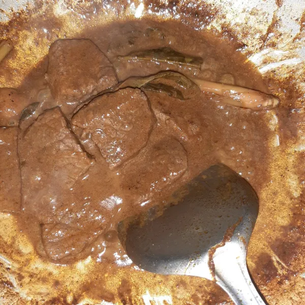 Aduk hingga santan rata dan mengental. Rendang siap untuk diolah lebih lanjut.