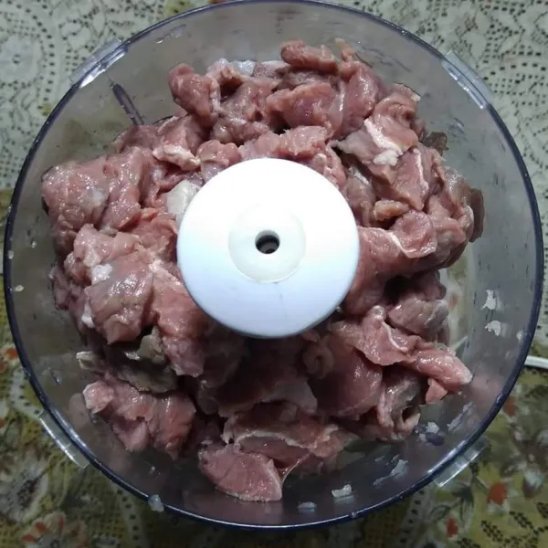 Buat saus olesan: masukkan daging sapi ke dalam chopper, lalu cincang dan sisihkan