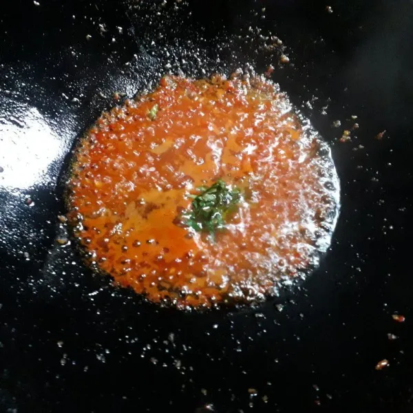 Masukkan irisan daun jeruk. Bumbui garam dan gula pasir secukupnya. Tes rasa dan tunggu hingga dingin.