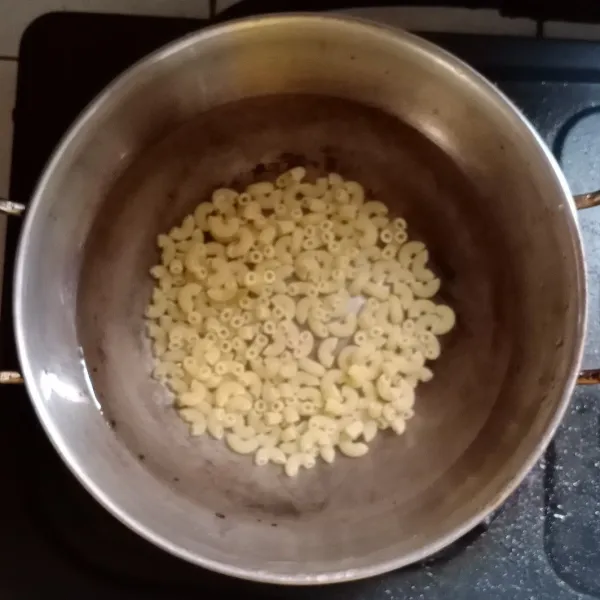 Masak macaroni sampai matang, sisihkan.