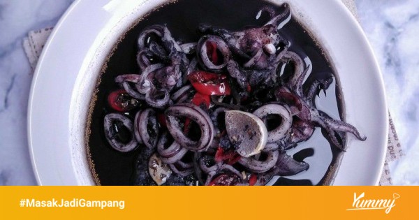 Ilustrasi pertanyaan dan jawaban tentang cumi kuah hitam