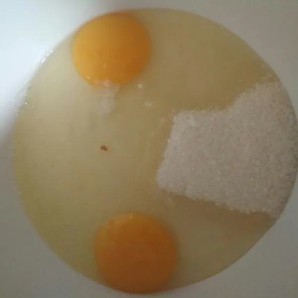 Dalam bowl campur telur, gula pasir dan garam mixer hingga mengembang kental berjejak .