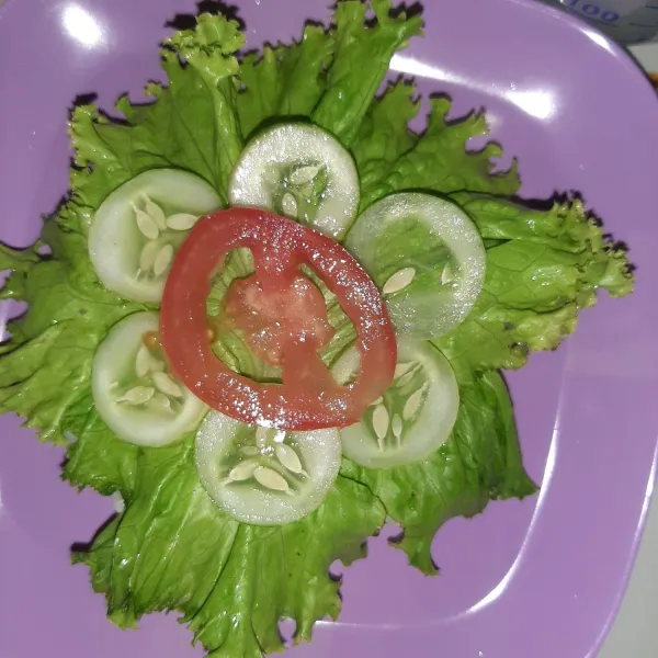 Susun sayuran di atas roti nasi bawah.