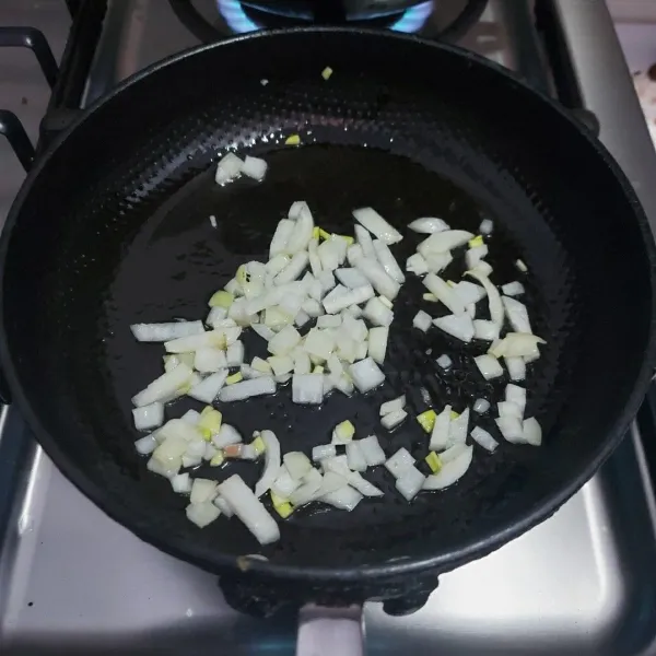 Tumis bawang bombay dgn olive oli sampai harum.