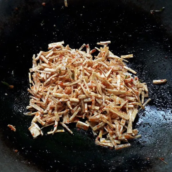 Masukkan keladi goreng dan aduk rata. Simpan dalam wadah kedap udara agar tetap renyah.