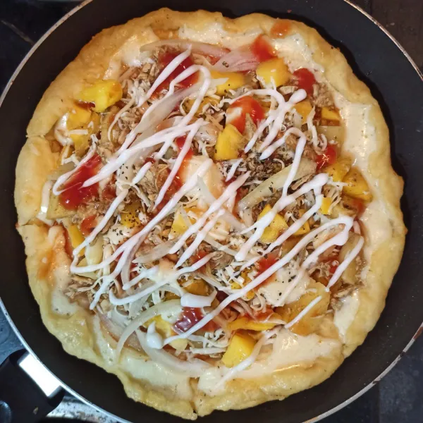 Panggang menggunakan api kecil hingga bagian bawahnya kecoklatan. Cek apabila semua sudah empuk, angkat dari teflon. Beri potongan nanas kembali.