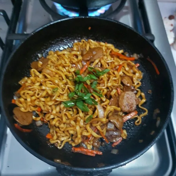 Masukkan irisan daun bawang, aduk asal rata saja. Sajikan.