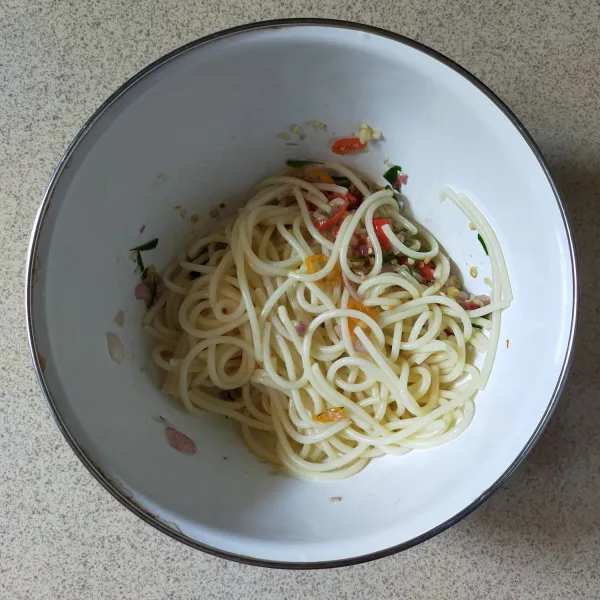 Masukkan spaghetti yang sudah direbus tadi, aduk hingga merata, lalu siap disajikan.