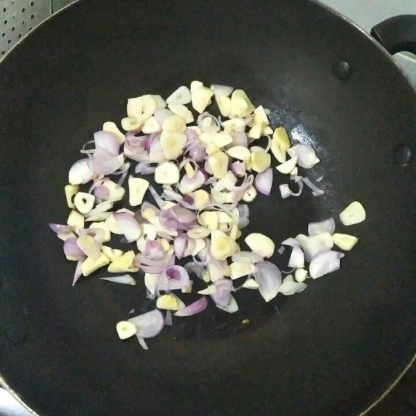 Panaskan minyak, masukan bawang merah, dan bawang putih