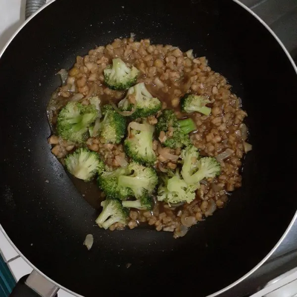 Masukkan potongan tempe gorengnya. Tumis sebentar. Tuang brokoli. Aduk dan masak sampai kuah agak menyusut. Koreksi rasa dan angkat.