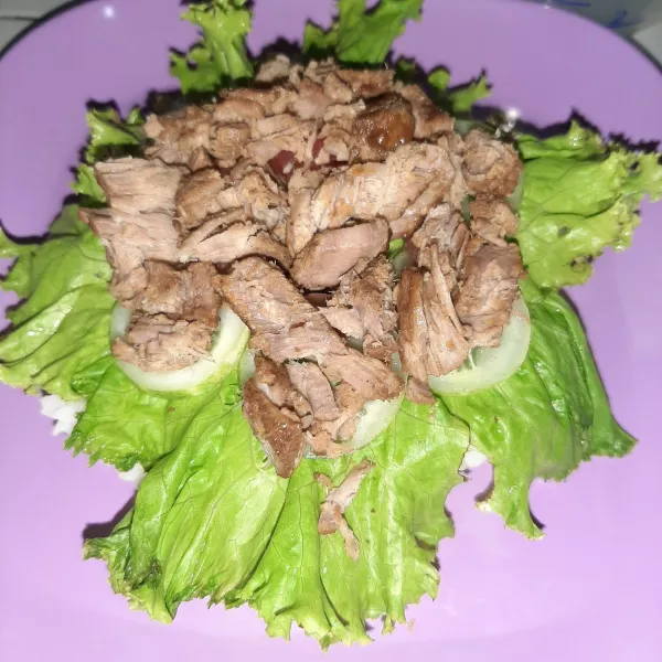 Tambahkan suwiran daging rendang. Tutup dengan roti nasi tadi. Lalu beri kuah rendang untuk perasa tambahan. Selamat menikmati :)