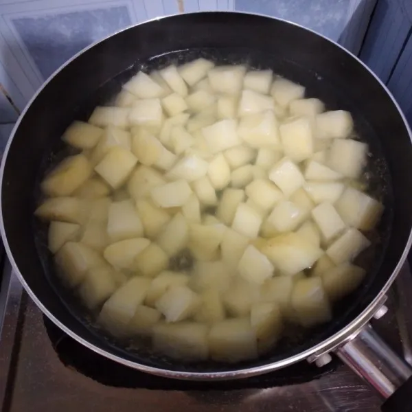 Rebus kentang dan tambahkan garam. Rebus selama kurang lebih 20 menit atau sampai empuk.