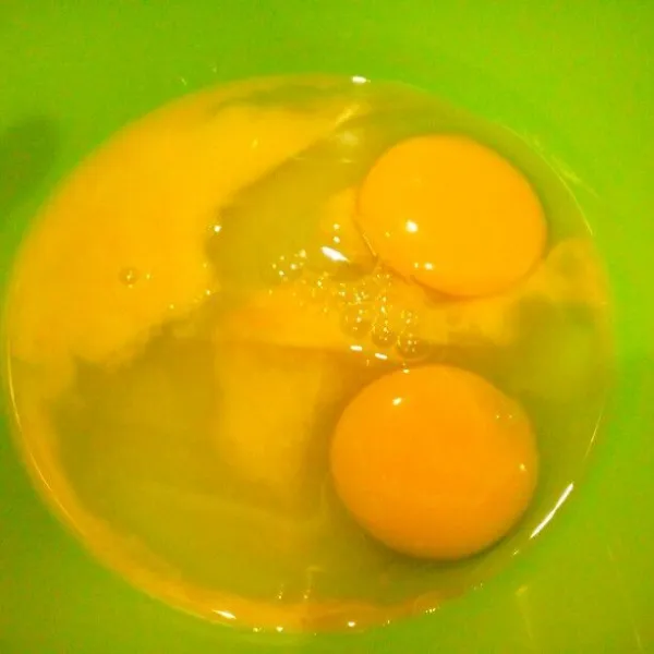Kocok telur & gula sampai gula larut. Bisa gunakan whisk atau mixer. Tambahkan kental manis, aduk rata.
