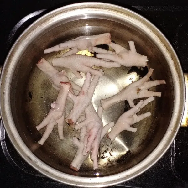 Masak ceker ayam sampai matang, sisihkan bersama air kaldunya.