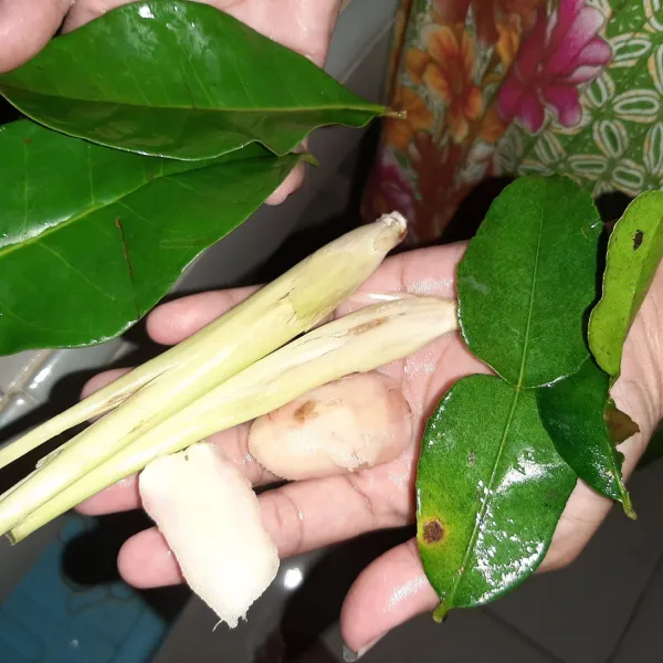 Geprek serai dan lengkuas. Remas daun salam dan daun jeruk. Sisihkan.