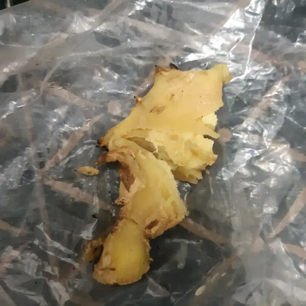 Kupas kulit jahe kemudian geprek jahe.