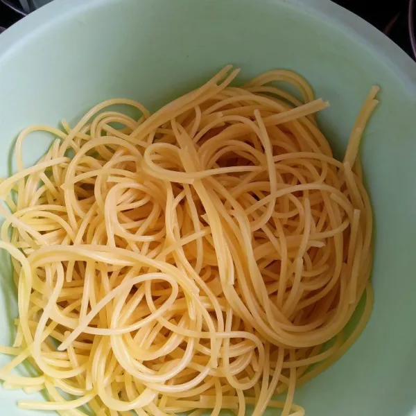 Rebus spaghetti hingga aldente, tiriskan