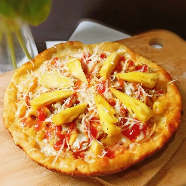 Potong pizza, sajikan dengan saus tomat dan mayonnaise