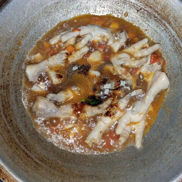 Tambahkan garam,gula,lada bubuk dan saos tiram. Aduk rata. Masak sampai mendidih dan kuah menyusut.
