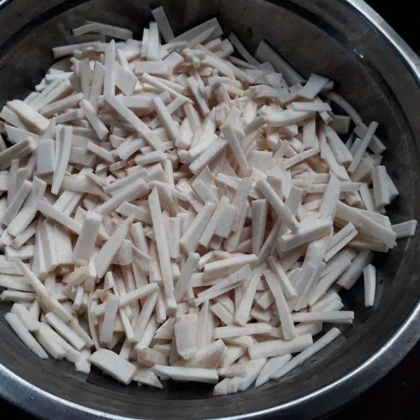 Potong korek api keladi atau parut kasar. Lalu cuci bersih hingga air jernih. Tiriskan dan beri secukupnya garam.