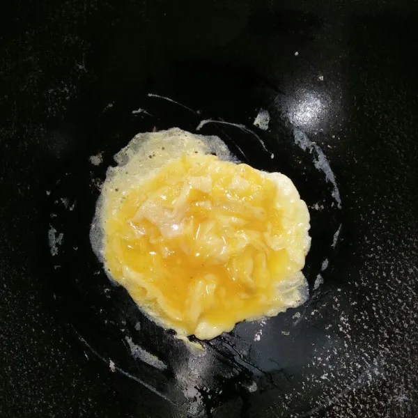 Kocok lepas telur beri sedikit garam dan lada, lalu goreng hingga matang. Sisihkan
