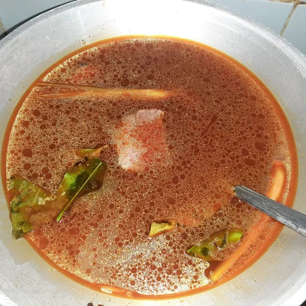 Tambahkan air. Lalu bersabarlah menunggu hingga air susut sambil sesekali diaduk agar tidak gosong. kurang lebih 1 jam. Note: kalau tidak menggunakan daging rendang, sebaiknya rebus dulu di tempat terpisah sampai empuk, baru dilakukan step ini dengan memakai air kaldu rebusan tadi. Api boleh sedang.