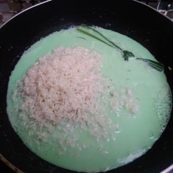 Masukkan beras ketan. Masak hingga santan meresap ke beras. Kukus Hingga matang.