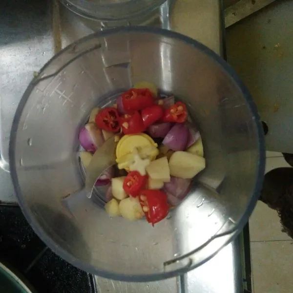 Haluskan bawang merah, bawang putih, dan kencur