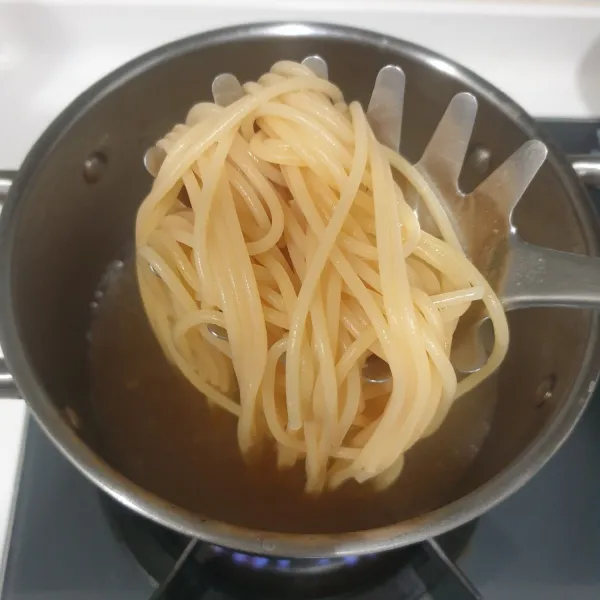 rebus air, garam dan minyak sayur. setelah mendidih masukan spaghetti dan rebus spaghetti selama 12 menit, angkat dan tiriskan.
