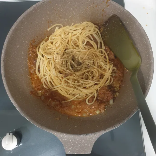 Masukan spaghetti, dan Italian mix Herbs.