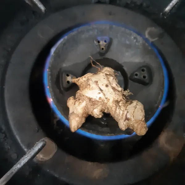 Bakar jahe dengan api sangat kecil hingga permukaan jahe hitam dan aromanya keluar.