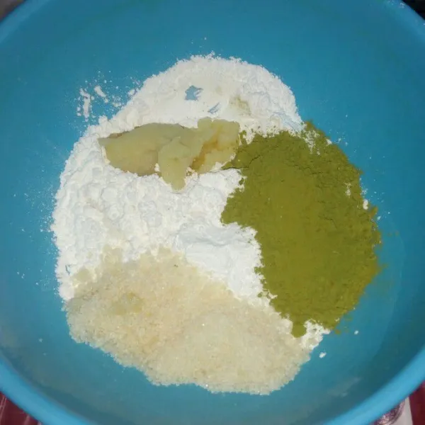 Buat kulit onde ondenya : dalam wadah campur tepung ketan, Kentang kukus, bubuk green tea, gula pasir, dan garam aduk rata tuangi air sedikit demi sedikit uleni sampai bisa dibentuk