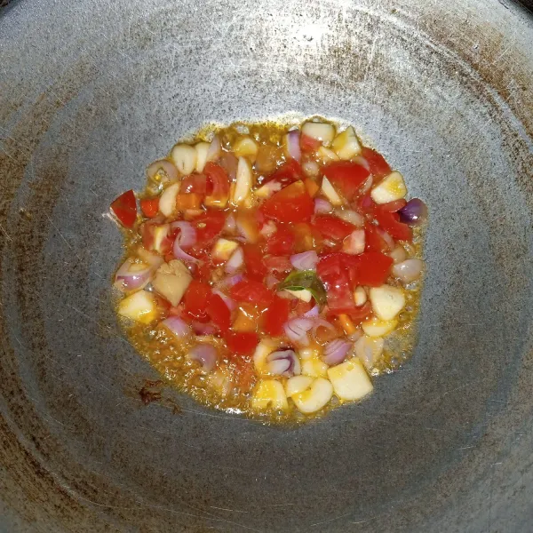 Tumis bawang merah, bawang putih dan tomat sampai harum dan layu.