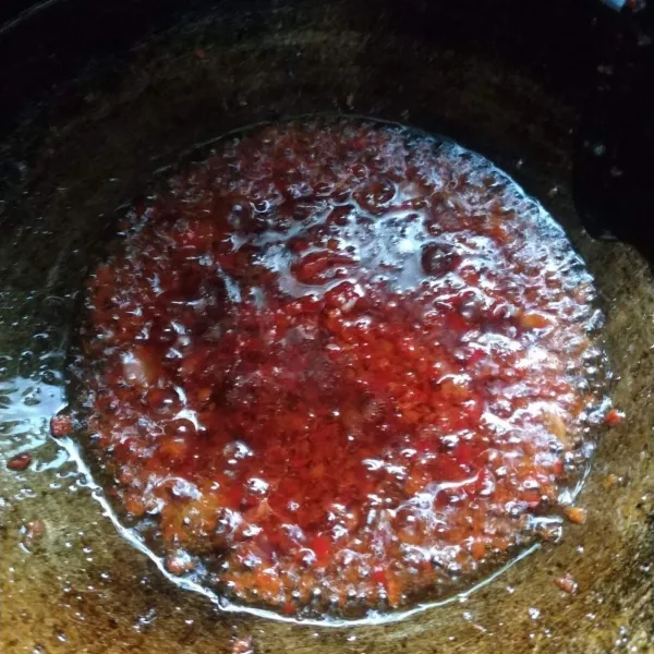 Kemudian tumis cabai hingga matang, tambahkan asam kandis