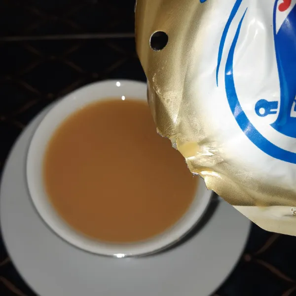 Tambahkan susu kental manis kemudian aduk minuman. Wedang jahe susu pun siap dinikmati selagi hangat.