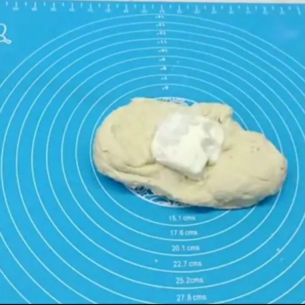 Setelah menyatu beri margarin dan garam.