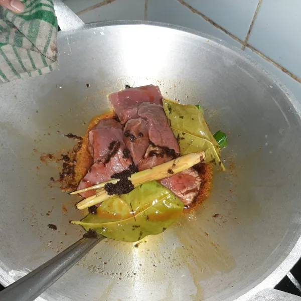 Masukkan daging. Aduk sebentar hingga bumbu tercampur rata. Pada step ini sebaiknya api kecil agar daging tidak gosong.