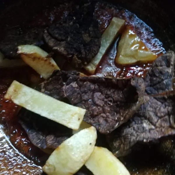 Masukkan kentang dan paru, aduk hingga tercampur rata