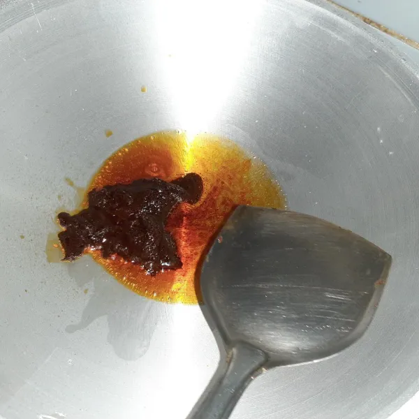 Tumis bumbu rendang instan atau bisa juga beli di pasar bagian bumbu giling.