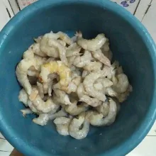 Cuci bersih udang