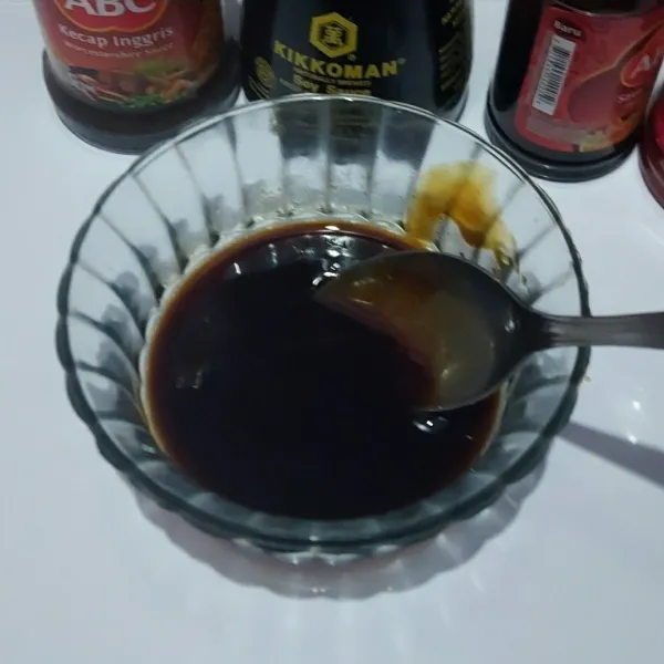 Campur semua bahan saus yakisoba, aduk rata. Sisihkan.